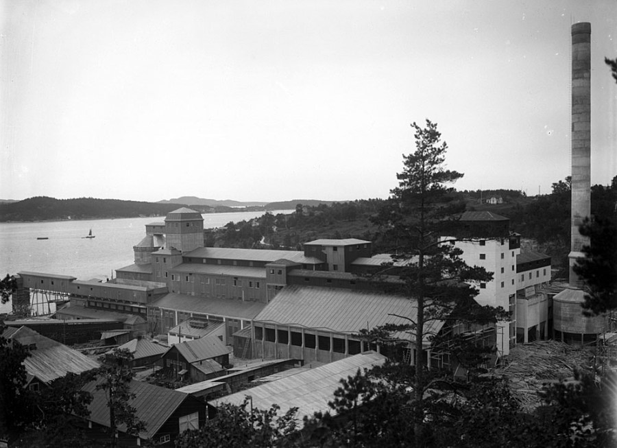 Eldre bilde av de store anleggene til Dalen Portland Cementfabrik. Foto: Telemark Museum/Digitalt Museum