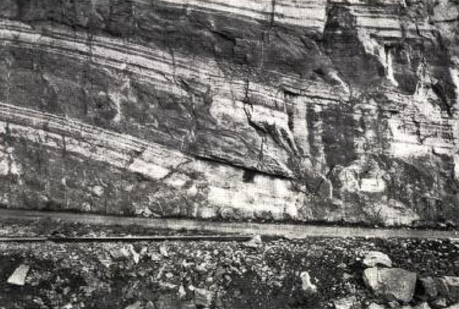Bruddvegg i enkrinittkalk ("Brevikkalk") i Brevik by. Lagene heller mot øst. Foto: Holtedahl i "Kalkstensforekomster i Kristianiafeltet", 1912