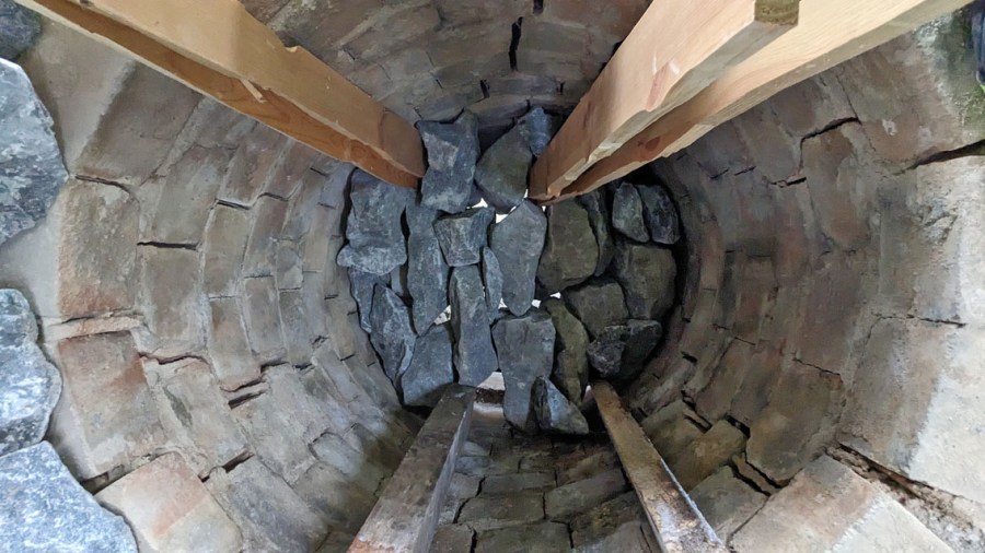 Hvelvet er etablert og fylling omkring trekkanalene kan starte.