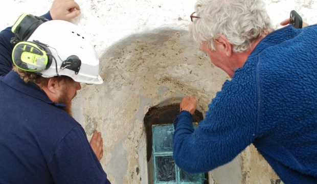 Uten å forstå mørtelens kontekst på kirken kan det aldri bli noen god analyse. Tore Granmo og Terje Berner diskuterer de gamle pussmørtlene på Moster gamle kirke under restaureringsarbeid sommeren 2023. Foto: Per Storemyr
