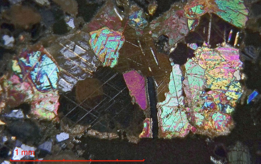 Det er vakkert i mikroskopets verden. Her underbrent dolomittisk marmorfragment fra Sørbø kirke. Det er kun de brune delene som har fått høy nok temperatur til å kunne leskes. Foto: Per Storemyr