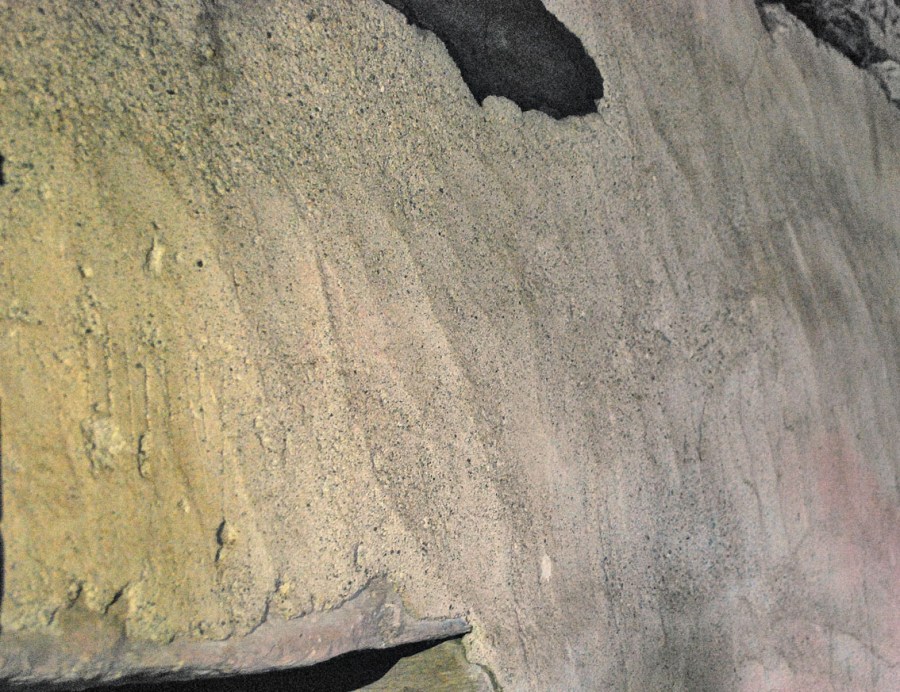 Talgje kirke: Middelalderpuss jevnet med murskje på gavlen mellom skipet og koret. Foto: Per Storemyr