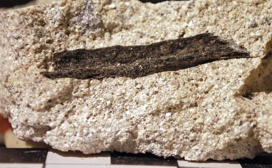 Talgje kirke: Vanlig middelaldersk fuge- og pussmørtel på gavlen mellom koret og apsis. Skala i cm. Foto: Per Storemyr