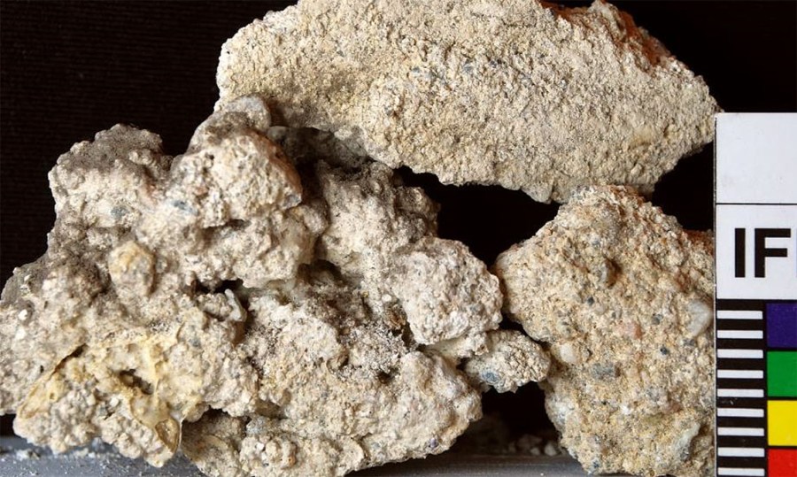 Tingvoll kirke: Mørtelprøve fra innvendig vegg i gangsystemet på nordsiden av skipet. Foto: Per Storemyr