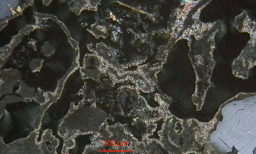 Tingvoll kirke. Mikrobilde av mørtel fra innvendig vegg i gangsystem på nordsiden av skipet. Det lyse er rekrystallisert kalk som binder sammen riss og porer. Krysspolarisert lys. Foto: Per Storemyr