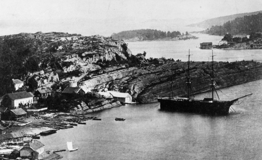 Eldre bilde av Trosvik i Brevik. Vi skimter en stor kalkovn innunder fjellet (Åsen). Stathelle er på andre siden av fjorden. I dag går den gamle Brevikbroa midt på bildet. Foto: Telemark Museum/Digitalt