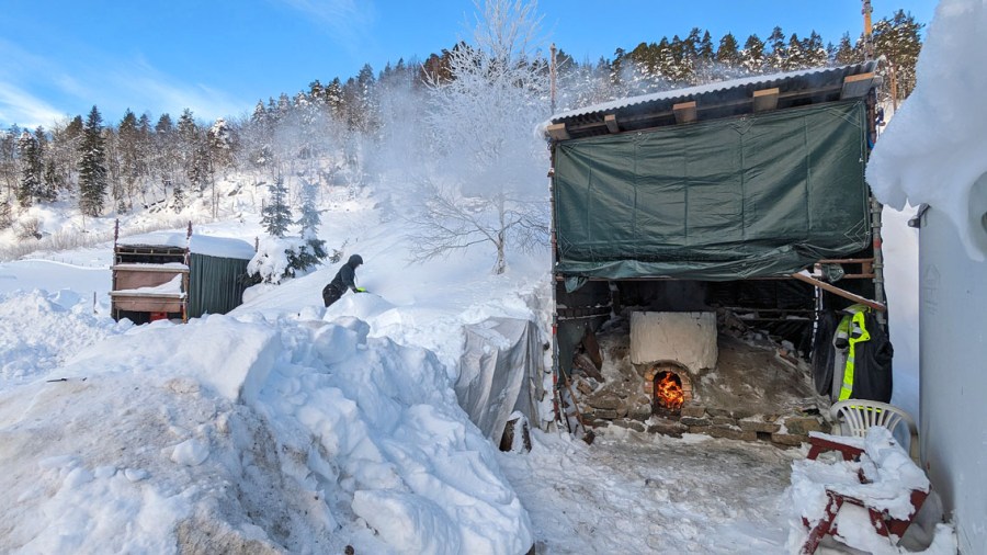Fint vintervær da vi fyrte opp kalkovnen på Lia ved Tvedestrand sist helg.