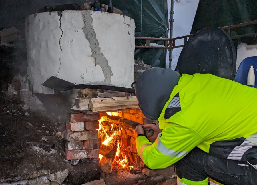 Etter hvert nær kontinuerlig ilegg av ved for å holde temperaturen oppe.