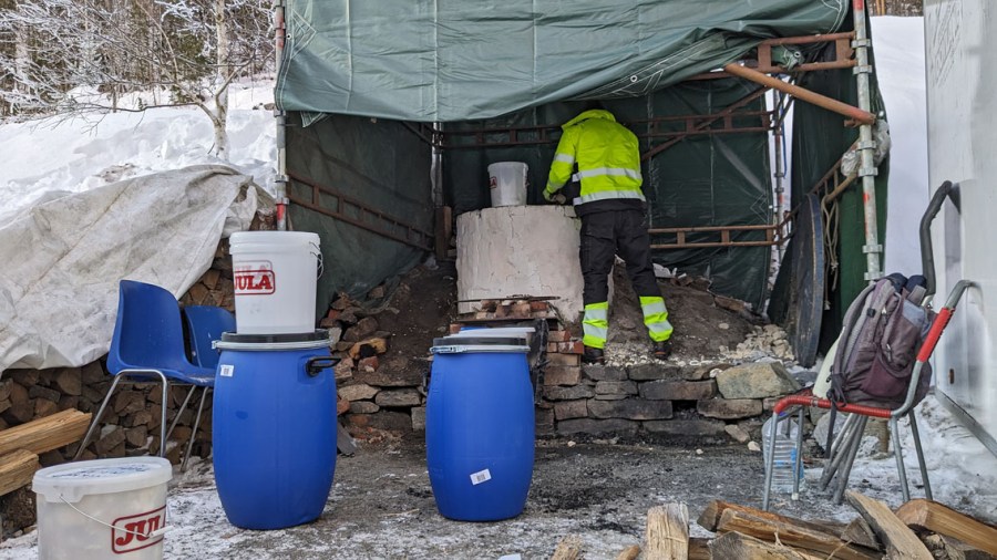 Kalken pakkes i tette tønner.