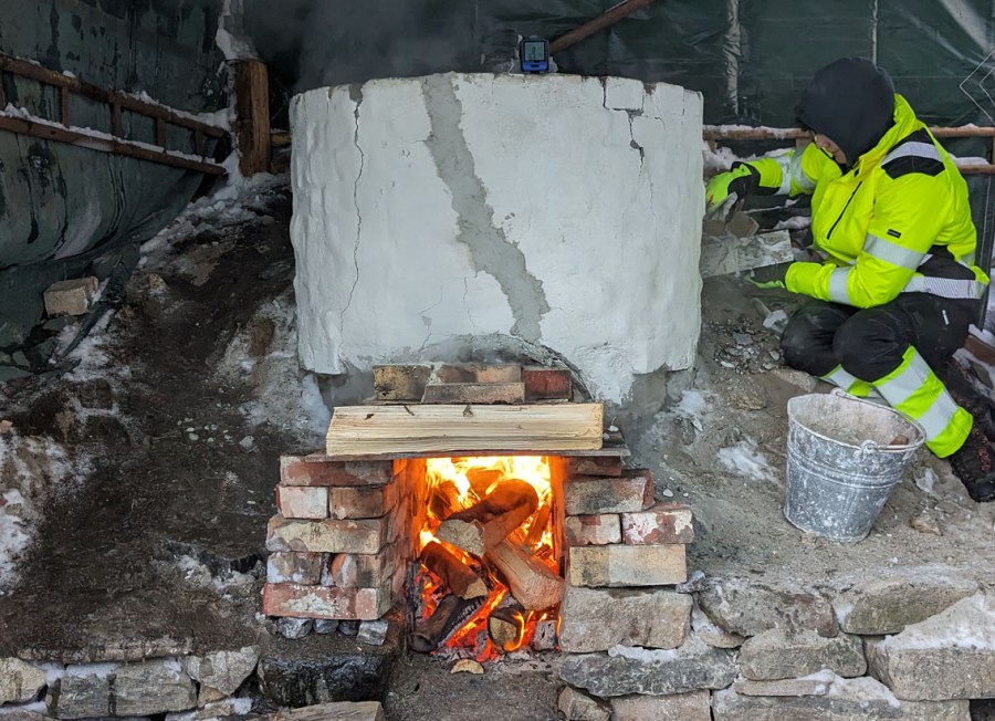 God fyr i ovnen og det er tid for å reparere sprekker med kalkmørtel.