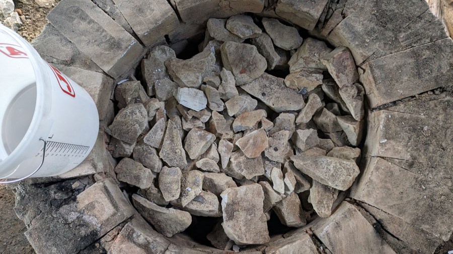 Den brente kalken klar til å tas ut av ovnen.