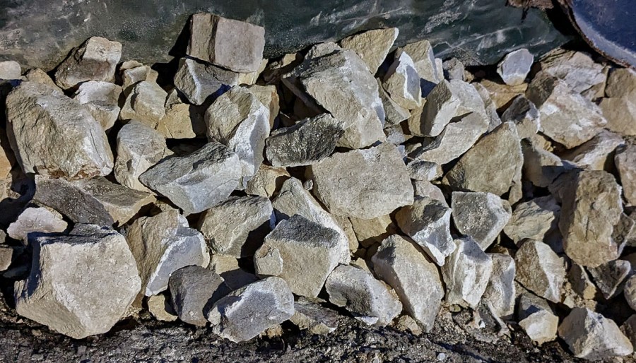 Kalken kakkes opp. De med ubrente kjerner blir forkastet.