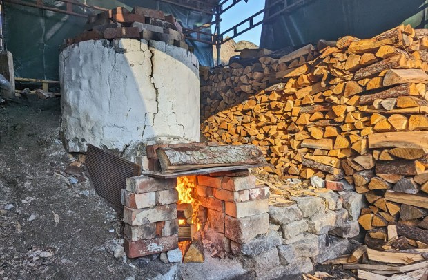 Liaovnen er en liten sylinderovn med kapasitet til ca.et halvt tonn råstoff