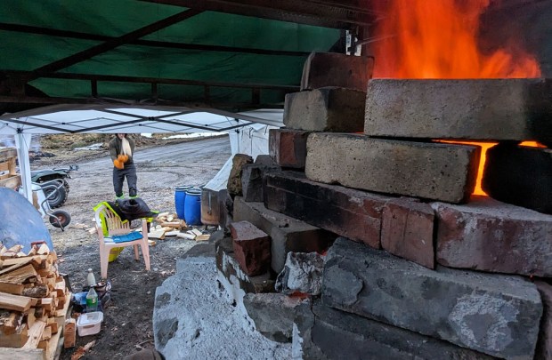 Ovnen brenner og ved etterkløyves