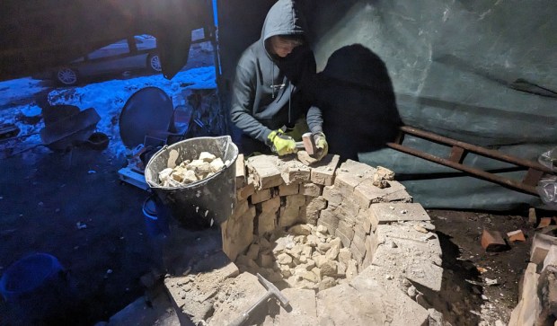 Kvalitetssikring. Hver stein sjekkes for kjerner - om den er gjennombrent