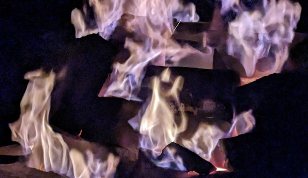 Blålige flammer på toppen av ovnen antyder at brenningen begynner å gå mot slutten. Her fra brenningen i april 2024