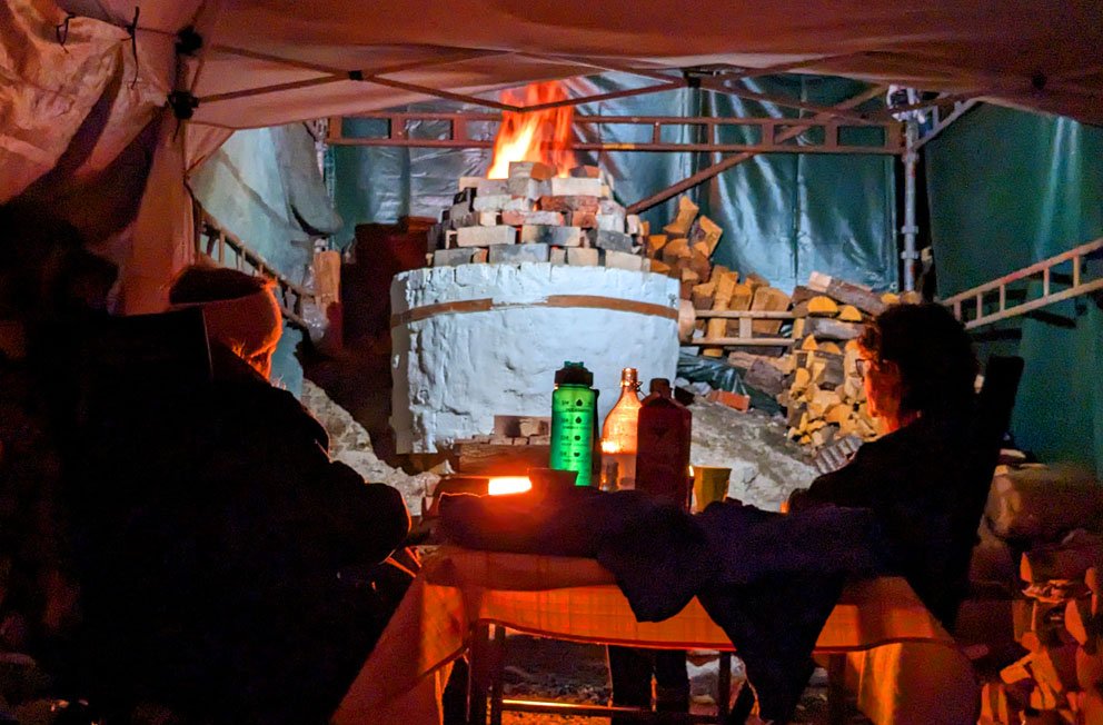 Det er ikke bare hardt arbeid å brenne kalk. Foran kalkovnen kan en også finne roen.