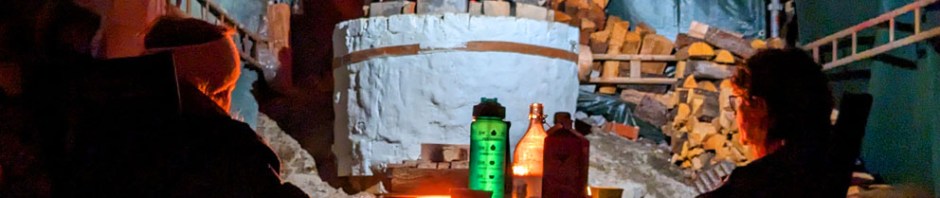 Det er ikke bare hardt arbeid å brenne kalk. Foran kalkovnen kan en også finne roen.