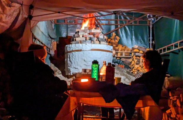 Det er ikke bare hardt arbeid å brenne kalk. Foran kalkovnen kan en også finne roen.