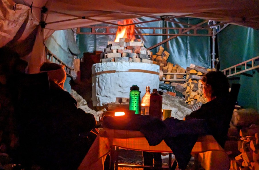 Det er ikke bare hardt arbeid å brenne kalk. Foran kalkovnen kan en også finne roen.