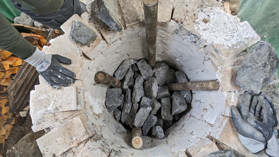 Hvelvet er bygd og stokker satt inn der trekkanalene skal bygges