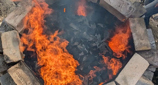 Flammegjennomslaget begynner å bli stabilt og det er snart tid for å starte tildekking av ovnstoppen