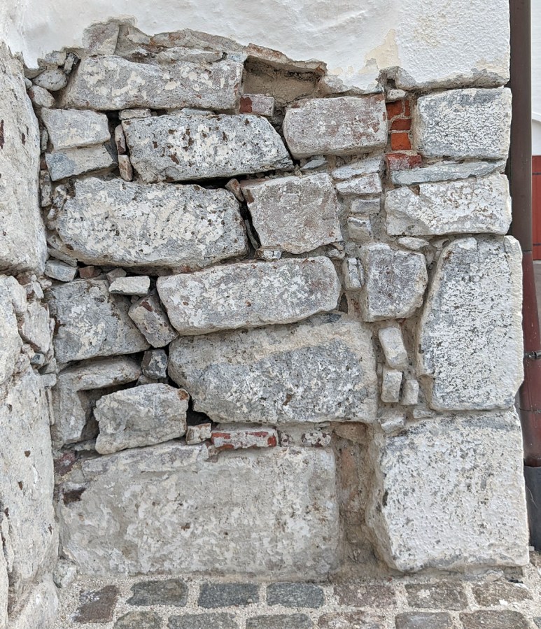 Raked-out, poor joint repair mortars over the medieval mortars at the SW side of the nave at Nøtterøy church. Photo by Per Storemyr
