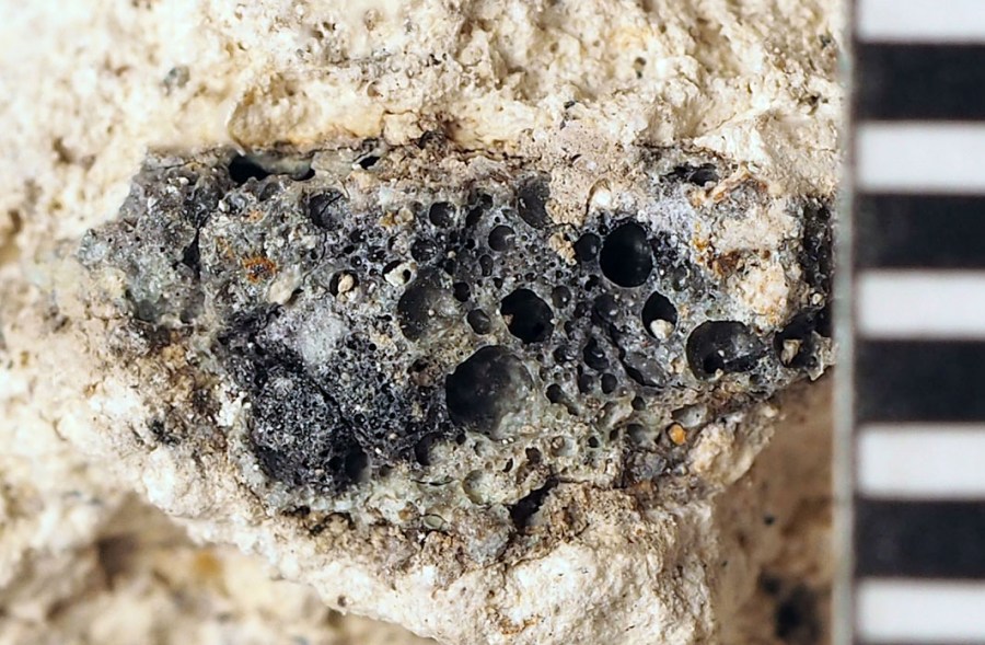 Slag particle in the Nøtterøy medieval mortar. Photo by Per Storemyr