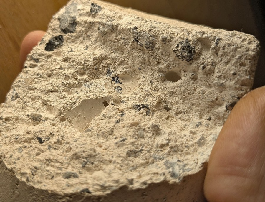 Slag-rich mortar prepared as hotmix based on impure Ringsaker limestone. Photo by Per Storemyr