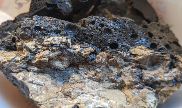 Slags from burning Ringsaker ordovician limestone. Photo by Per Storemyr
