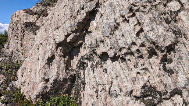 Småskala tafoni i båndgneis. Bjornes, ca. 11 km fra ytterkysten. Foto: PS