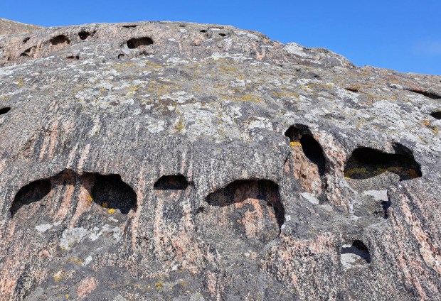 Tafoni med velutviklet brem på oppsiden. Mærdø