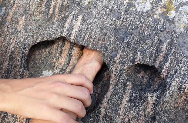 Tafoni på tvers av foliasjonen i amfibolitt. Mærdø. Foto: PS