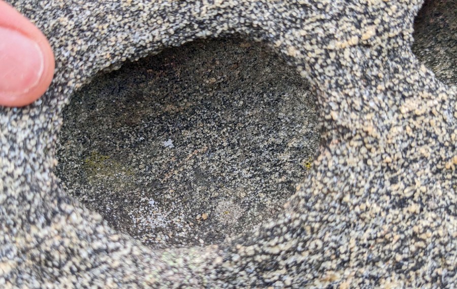 Nedfalte mineralkorn i tafonihull etter frostepisode. Om kornene kom fra hullet selv eller omgivelsene er uklart. Spornes. Foto: PS