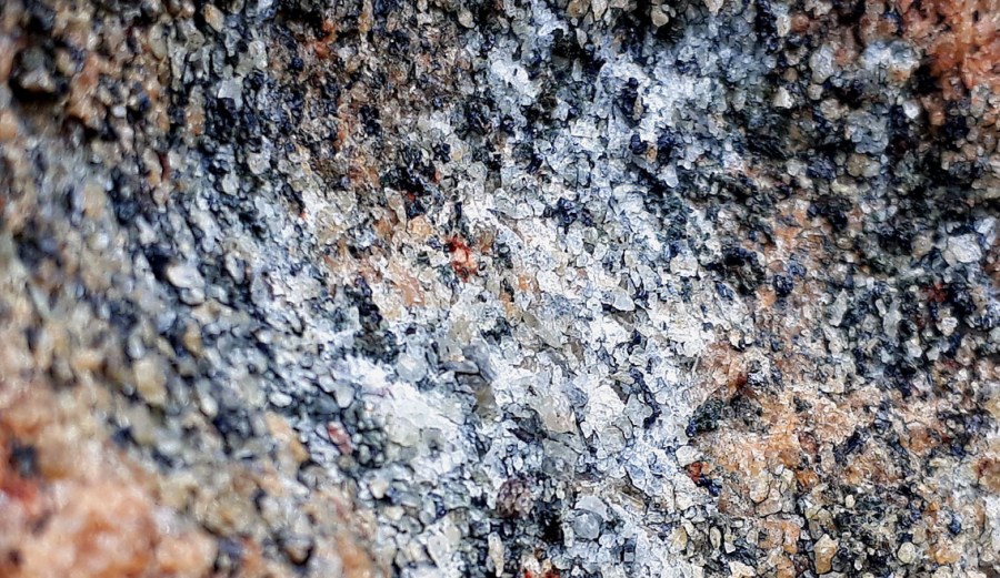 Pulverisering av migmatitt i grunt tafonihull, Mærdø. Bildebredde ca. 2 cm