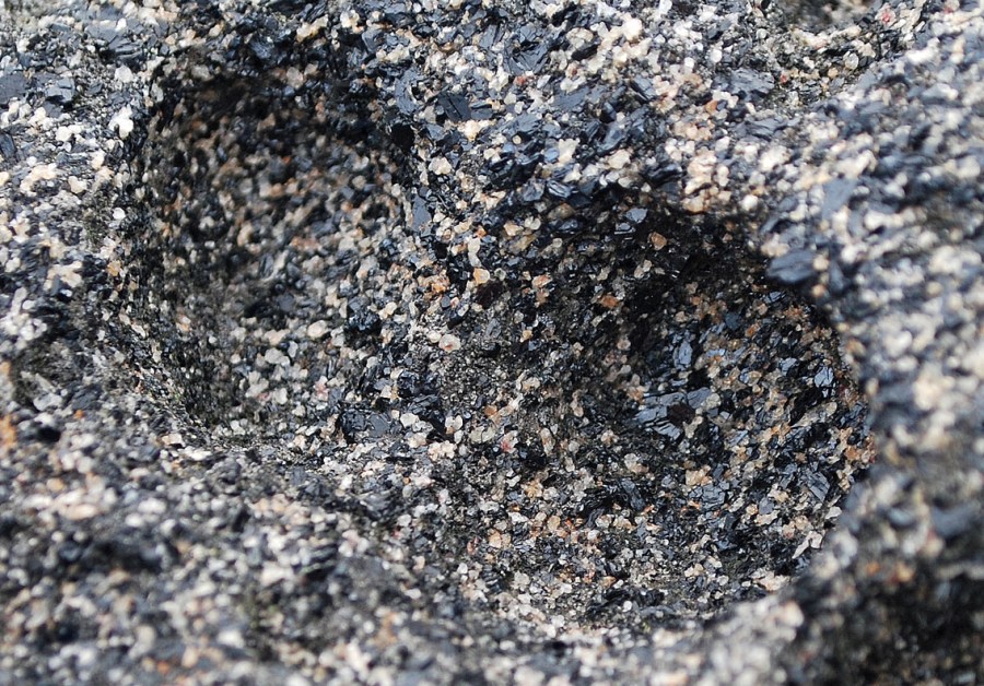 Pulverisering i små tafonihull i amfibolitt, Tromøy. Bildebredde ca. 4 cm