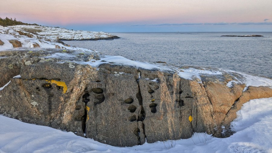 Det kan fortsatt være vinter på ytterkysten av Tromøya. Foto: PS