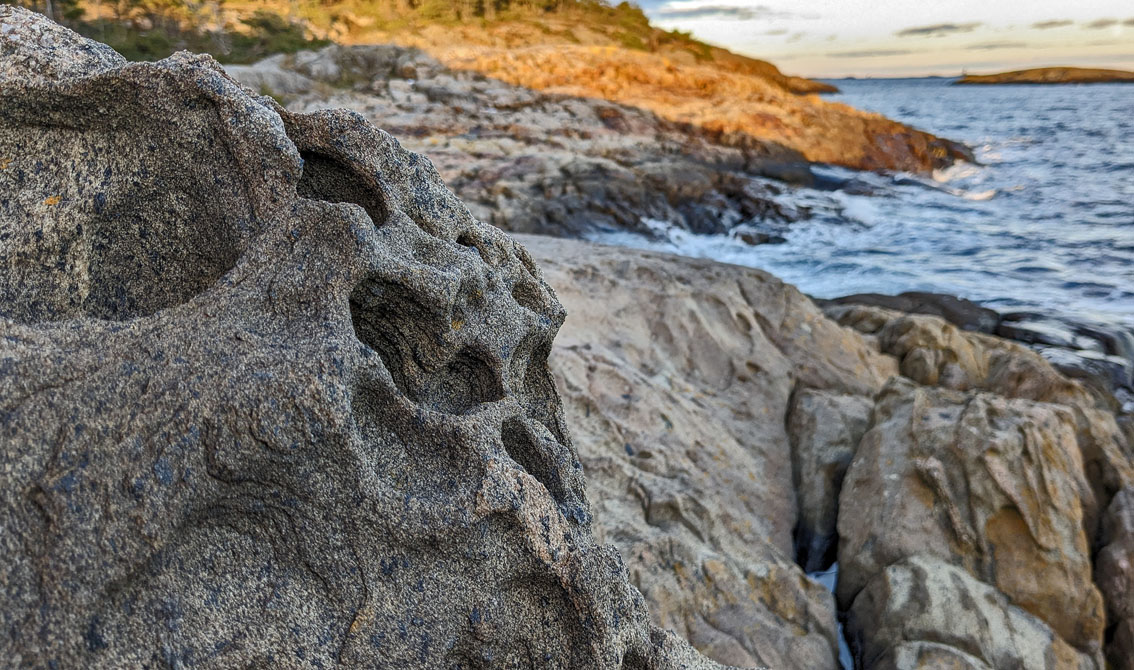 Bisarre tafoniformer i Korshavn på Flosta. Foto: PS