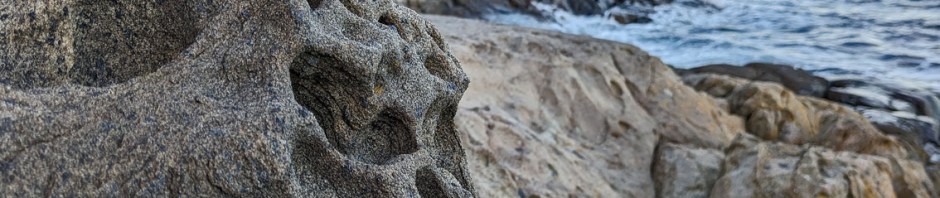 Bisarre tafoniformer i Korshavn på Flosta. Foto: PS