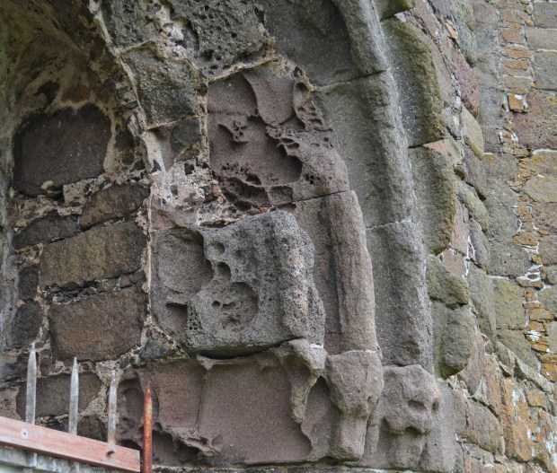 Tafoni i porøs basalt på skipets sørportal, Mururin - Færøyenes middelalderske domkirkeruin. Foto: PS