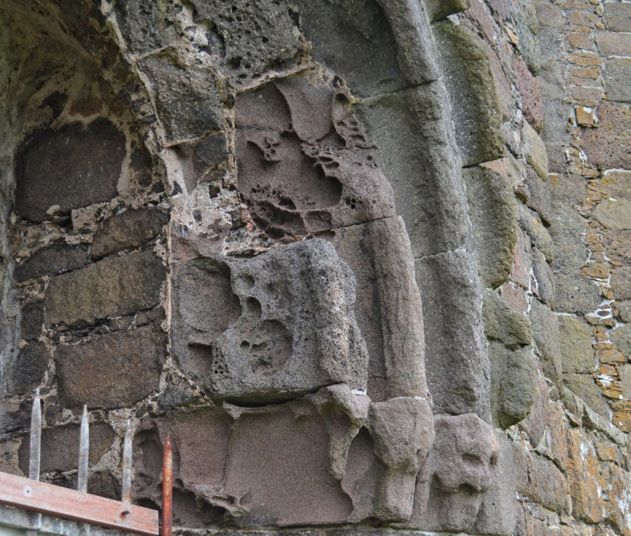 Tafoni i porøs basalt på skipets sørportal, Mururin - Færøyenes middelalderske domkirkeruin. Foto: PS