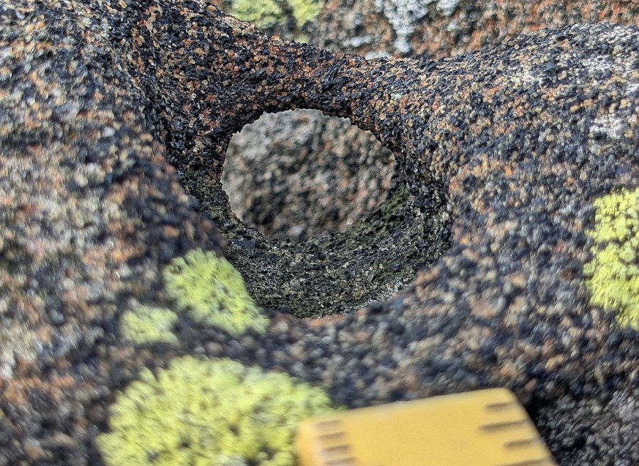 Pulverisering av "bro" laget av to tafonihull, Spornes. Bildebredde ca. 4 cm (bakkant)