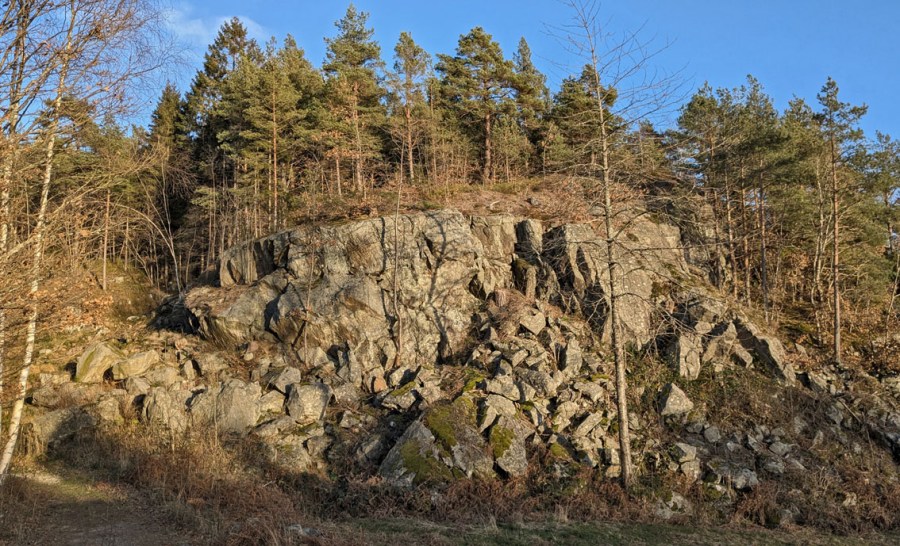 Et vanlig syn på Tromøya - brattkant med ur. Foto: PS