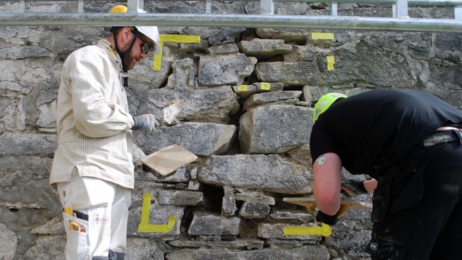 Mye restaureringsarbeid i dag dreier seg om å fjerne/hogge vekk sement og erstatte med gammeldags kalk!