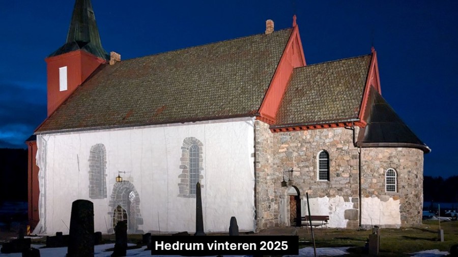 Slik ser det ut på Hedrum kirke nå vinteren 2025. Det ferdig pussed skipet blir fortsatt beskyttet mot det verste været ved hjelp av nettingduk.