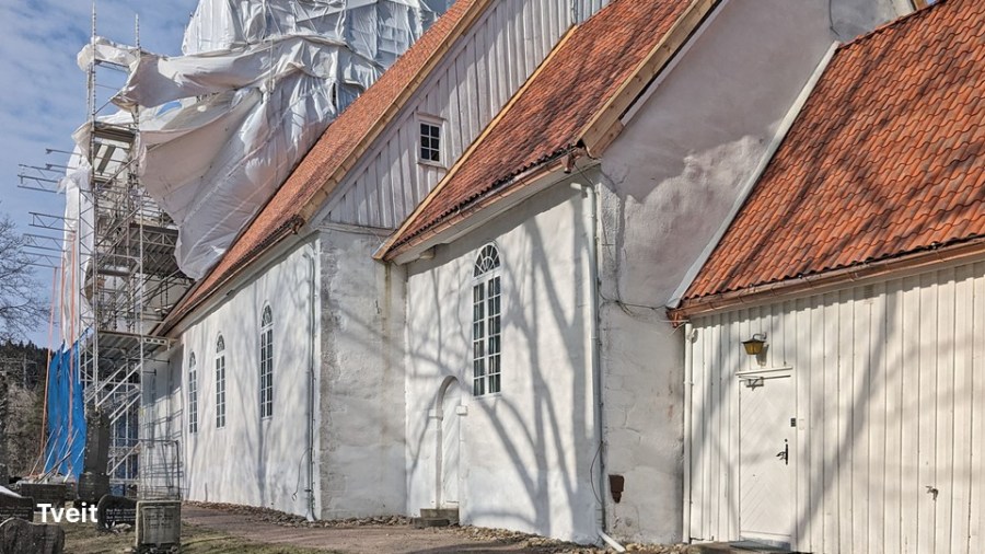 Tveit middelalderkirke er ikke langt unna. Heller ikke her vet vi det, men en kan spekulere på om bygningskalken var helt lokal.