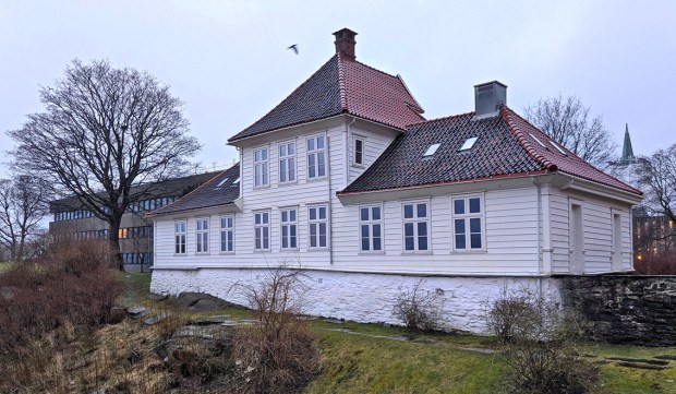 Fastings Minde med den store grunnmuren som ble restaurert i 2020. Foto: Per Storemyr, mars 2025.