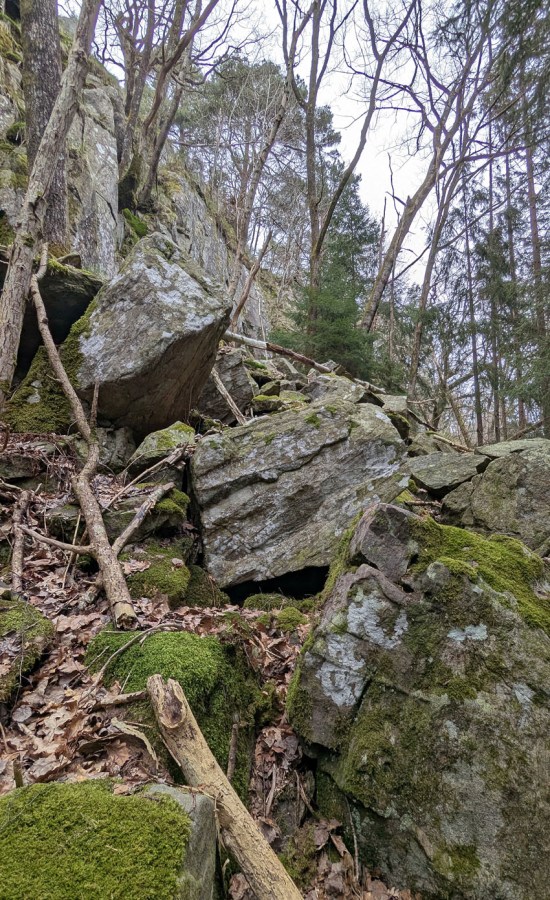 Typisk utforming på brattkanten, med store mengder nedfallsblokker. Foto: PS