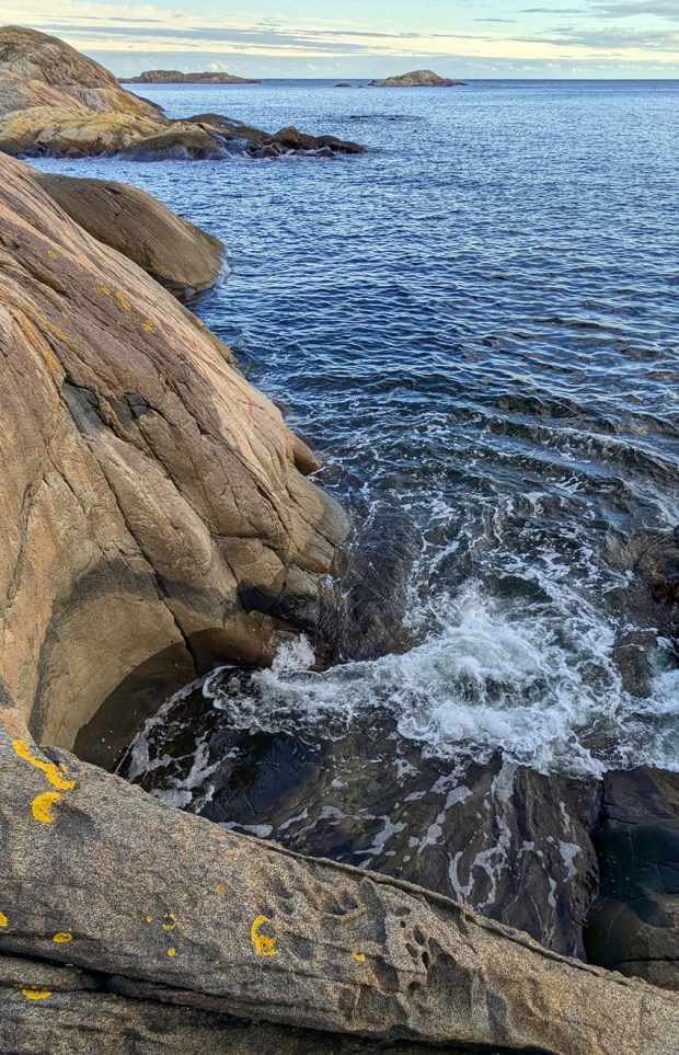 Stor jettegryte med litt tafoni i forkant på Kvaknes. Foto: PS