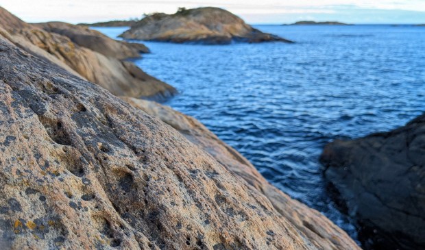 Litt tafoni i de mest båndede deler av gneisen. Foto: PS
